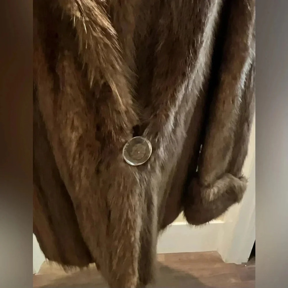 Elegant Brown Fur Coat - Picture 5 of 16